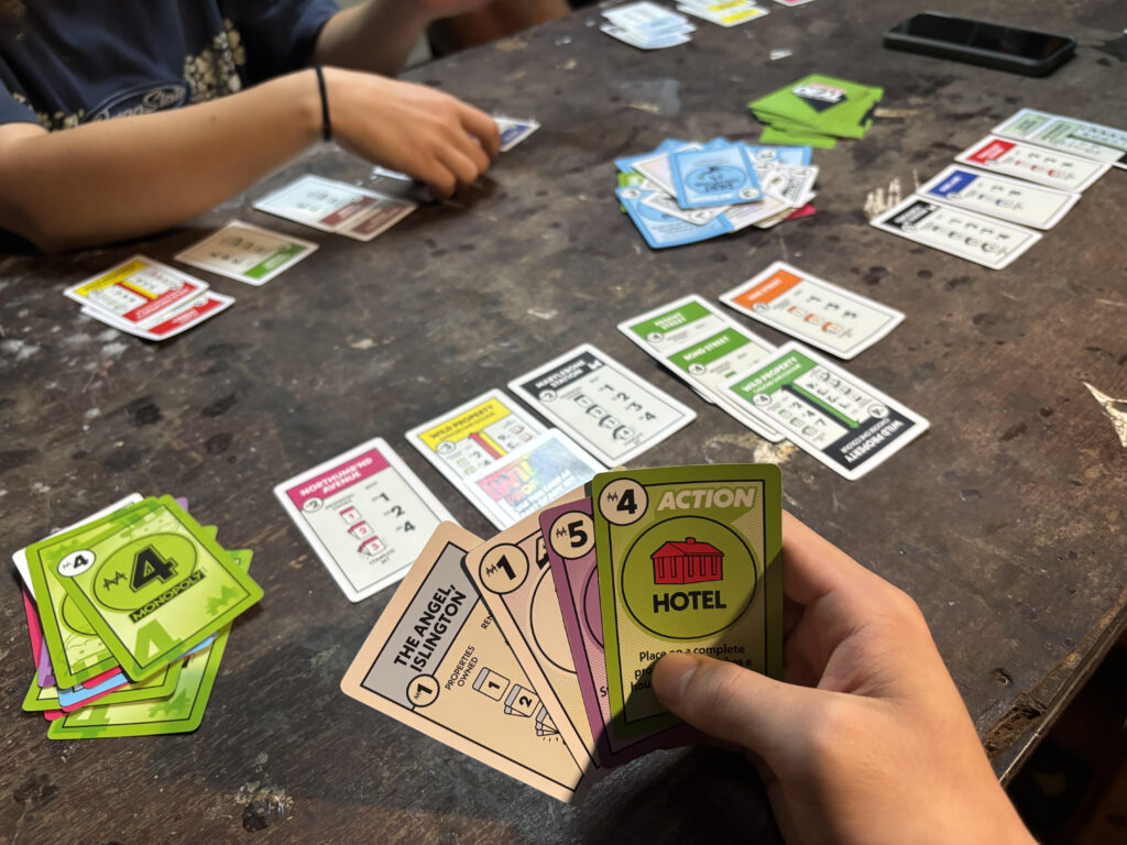 ボードゲームを楽しむ様子